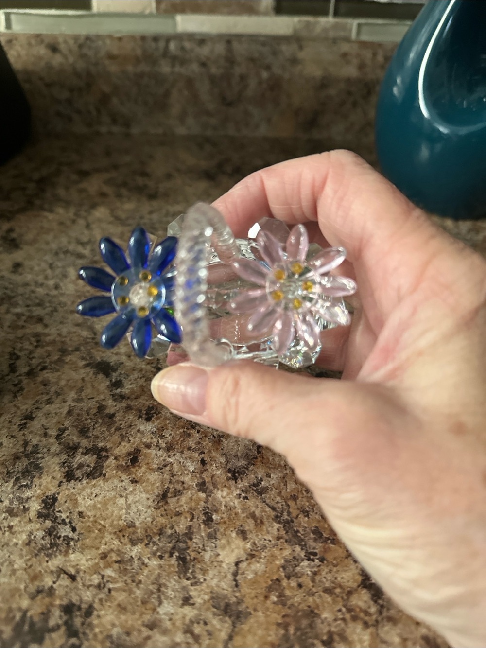 Small crystal daisies in a basket - Picture 3 of 6